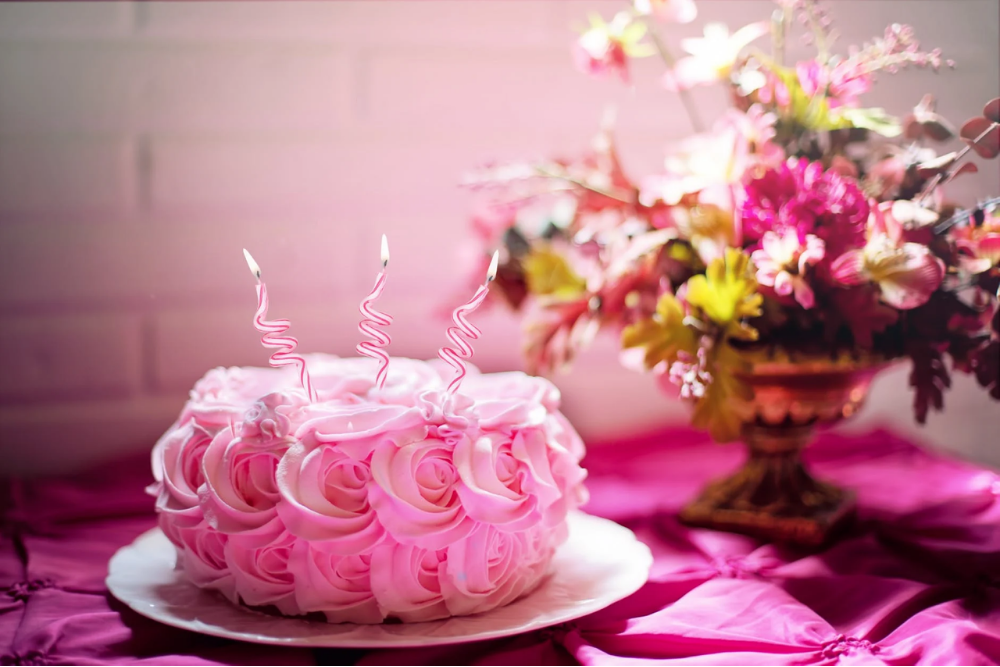 Looking for unique & personalized birthday gift to surprise your family & friends, Download SimplePrints app today!