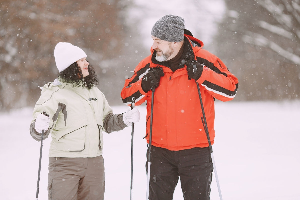 couple cross-country skiing