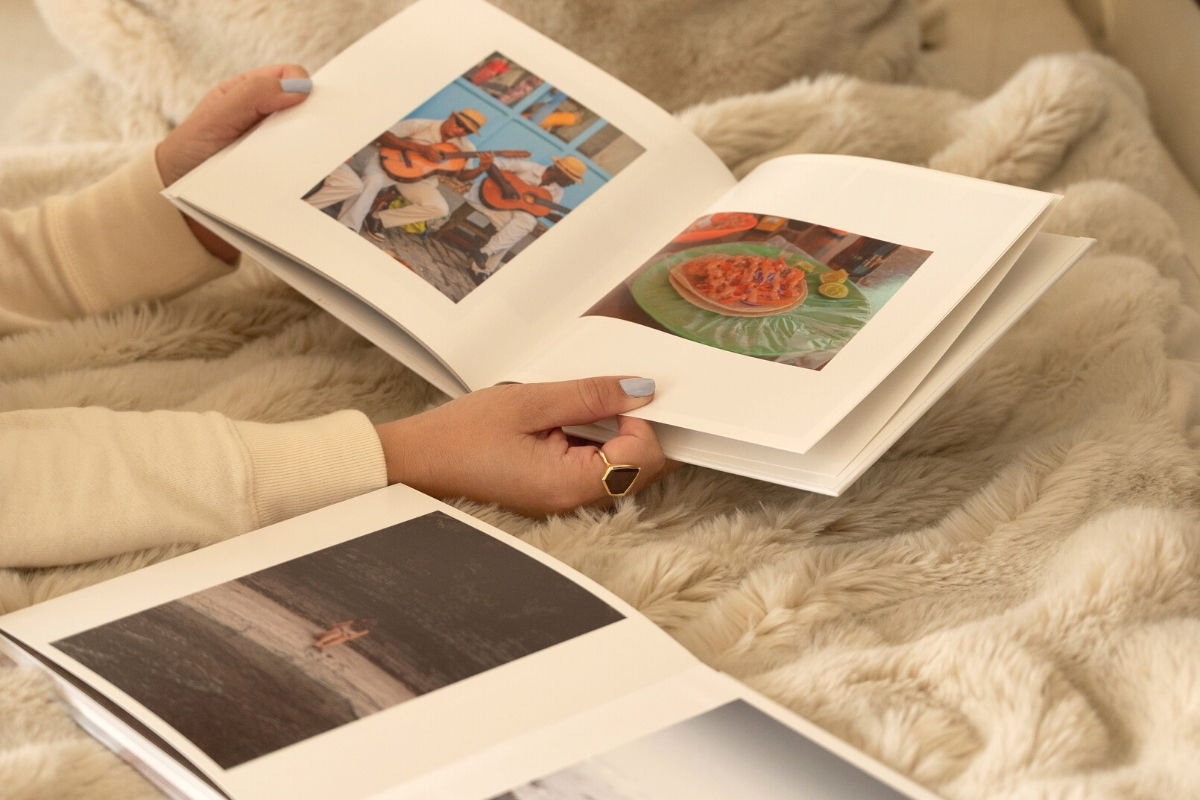 Persona holding a SimplePrints photo book open
