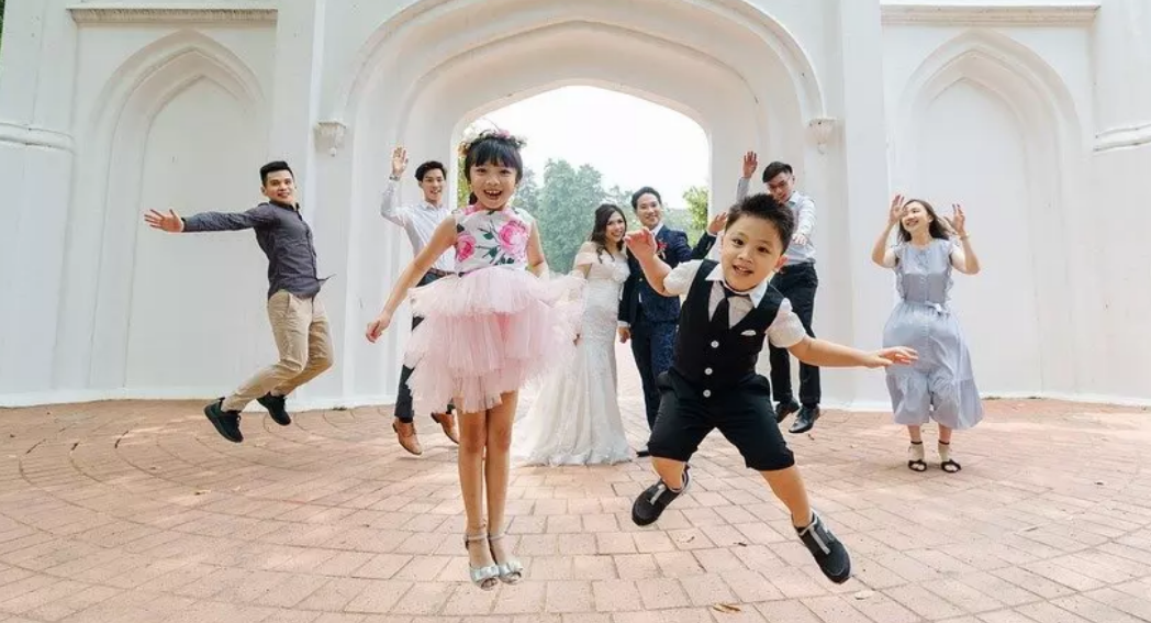 High angles are excellent for spontaneous birthday photos. Tips for birthday photoshoot by SimplePrints