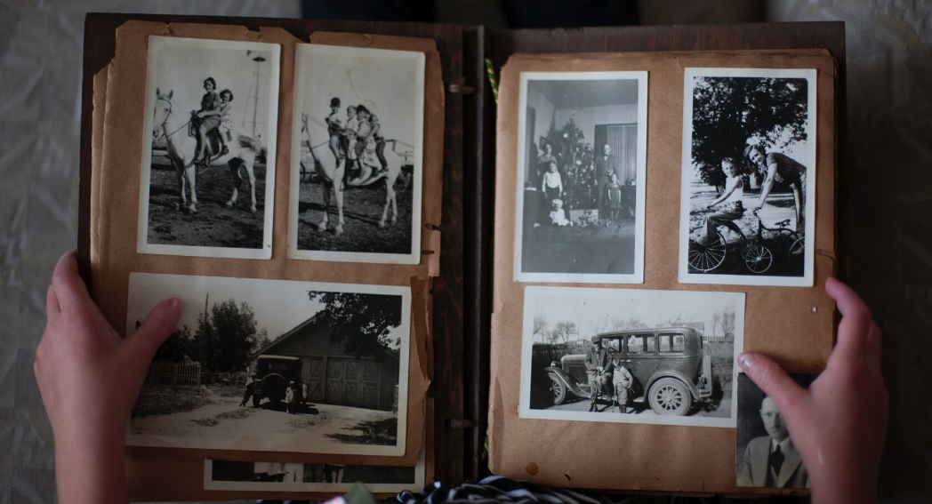 LOOKING HOW CAN YOU DIGITALIZE AND PRESERE THE OLD FAMILY PHOTOS? Here are ideas by SimplePrints, how you can preserve old memories.