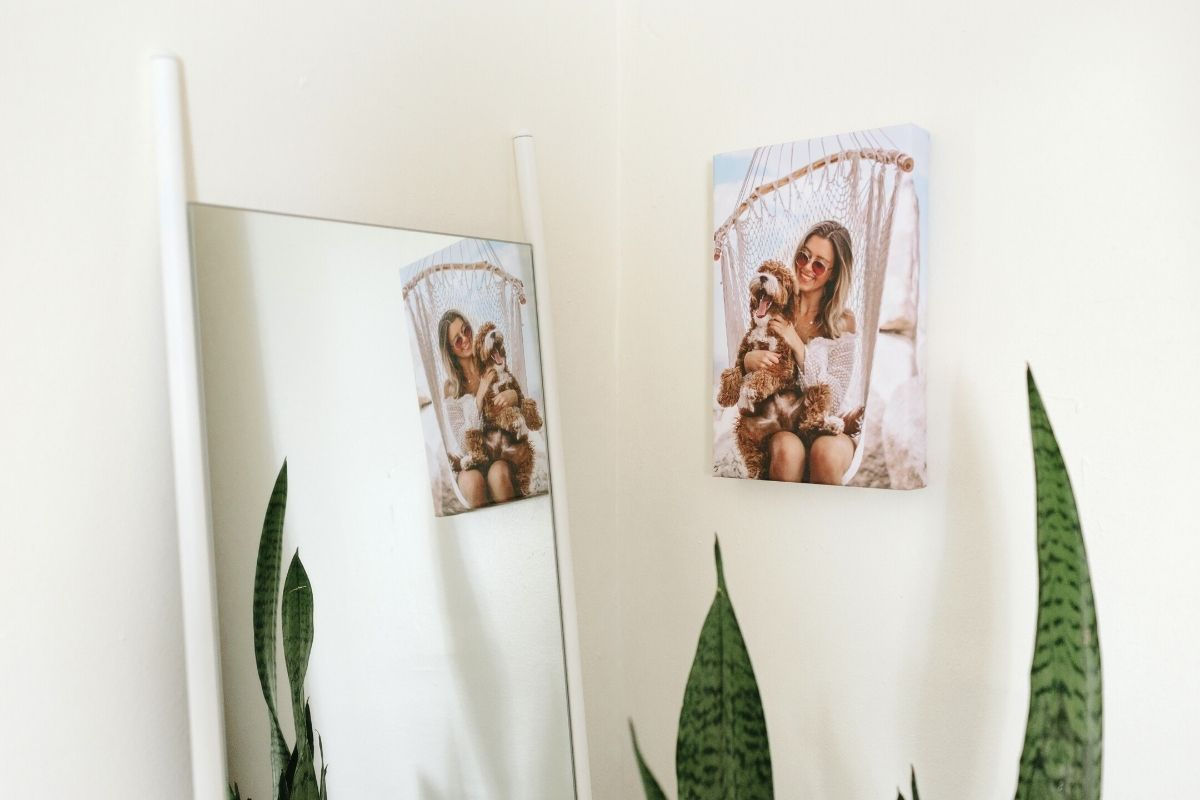 Gifting a high quality canvas print by SimplePrints add a touch of warmth to mom’s home decor by showcasing a heartfelt image that is loved by mom.